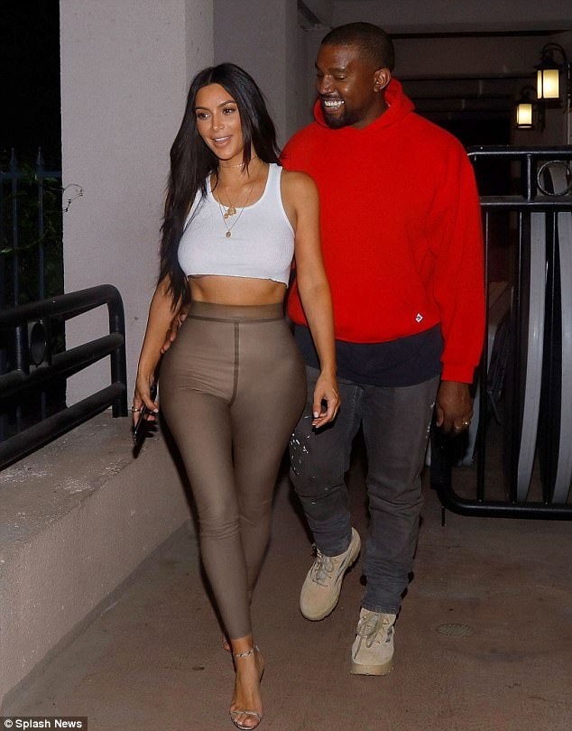 Vợ chồng cô Kim sắp có thêm con - 1
Trang TMZ vừa đưa tin, vợ chồng Kim Kardashian sẽ đón thêm đứa con thứ 3 vào tháng 1 tới
