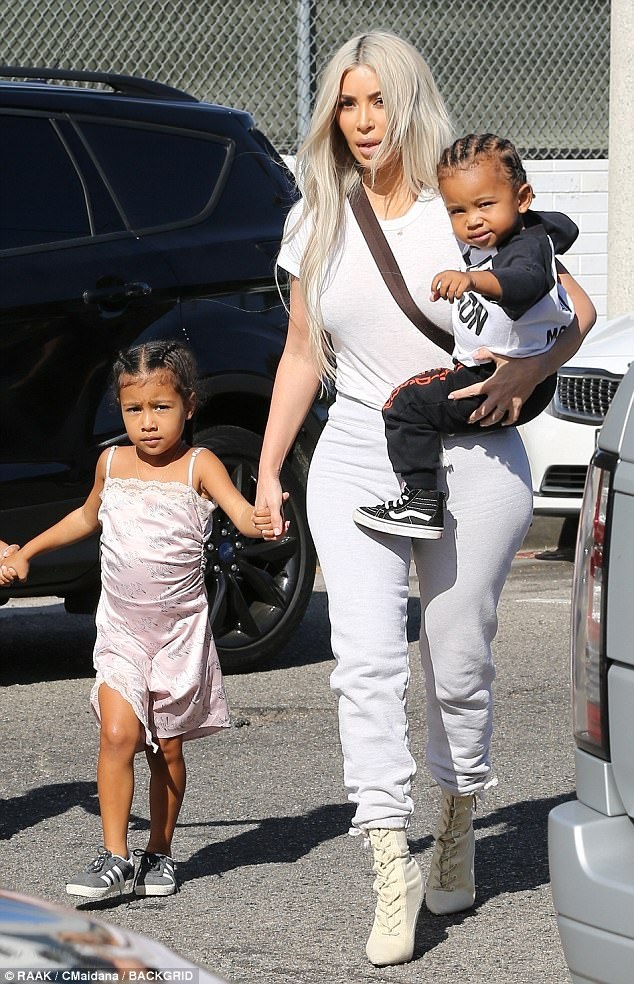 Kim Kardashian đưa 2 con đáng yêu ra phố - 1
Kim Kardashian đưa 2 con đáng yêu North và Saint đi chơi tại Los Angeles ngày 21/9 vừa qua