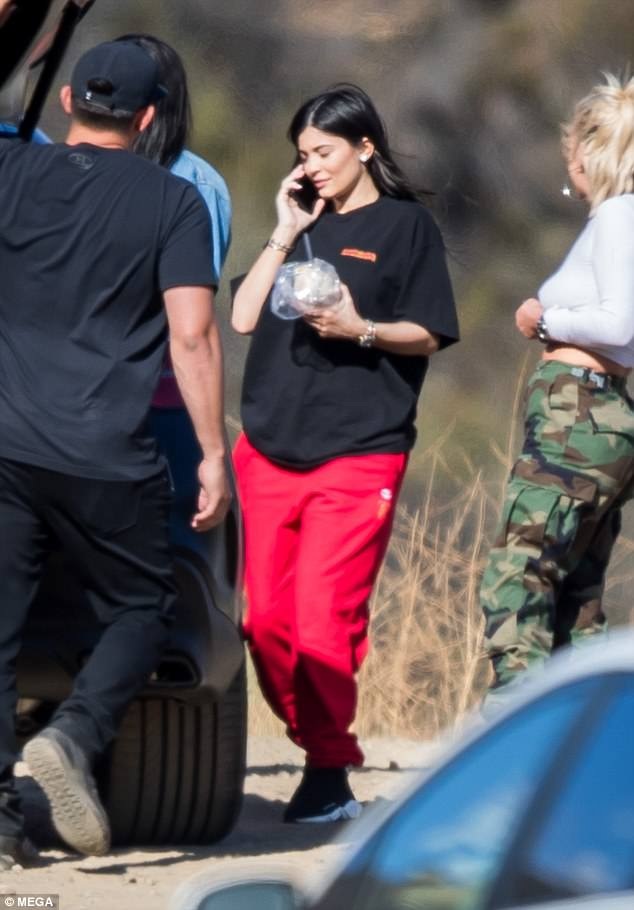 Kylie Jenner lộ diện sau tin đồn bầu bí - 1
Kylie Jenner lộ diện sau tin đồn mang thai với bạn trai Travis Scott