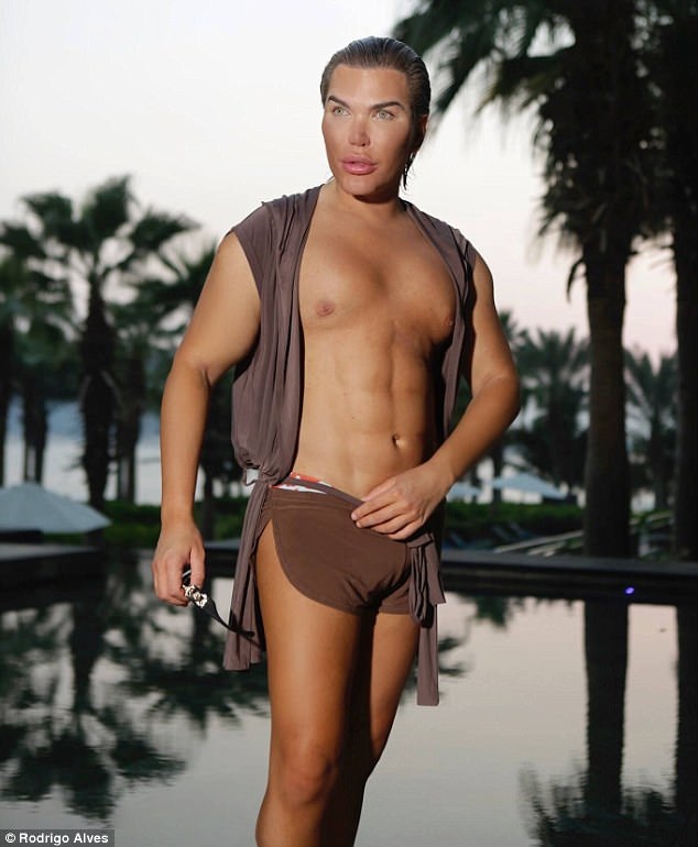"Búp bê Ken" liên tục khoe thân - 1
Búp bê Ken Rodrigo Alves khoe dáng trong kỳ nghỉ gần đây tại Dubai