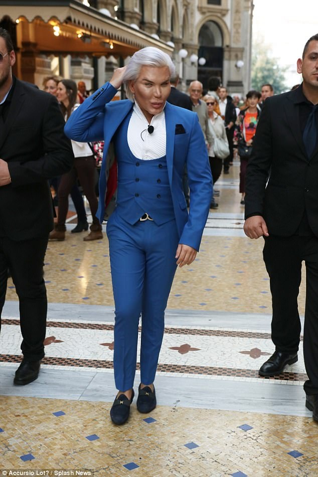 "Búp bê Ken" Rodrigo Alves sành điệu vui chơi ở Milan - 1
Rodrigo Alves sải bước sành điệu tại Milan ngày 15/10 vừa qua, anh tới đây dự sự kiện và tranh thủ ghi hình cho show truyền hình của mình