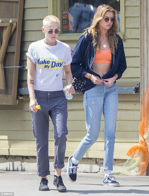Kristen Stewart tình tứ bên người tình đồng giới - 1
Kristen Stewart hạnh phúc sánh đôi bạn gái Stella Maxwell đi dạo trên đường phố New Orleans ngày 28/4 vừa qua