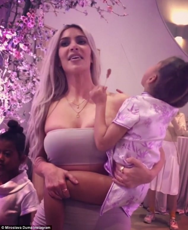 Cô Kim tổ chức tiệc xa hoa chào đón con sắp chào đời - 2 
Người đẹp siêu vòng ba tổ chức tiệc chiêu đãi bạn bè nhân dịp con thứ 3 của cô sắp chào đời