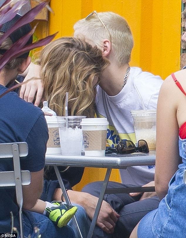 Kristen Stewart tình tứ bên người tình đồng giới - 2
Cặp đôi không ngại ngần âu yếm tình tứ trước ống kính thợ săn ảnh