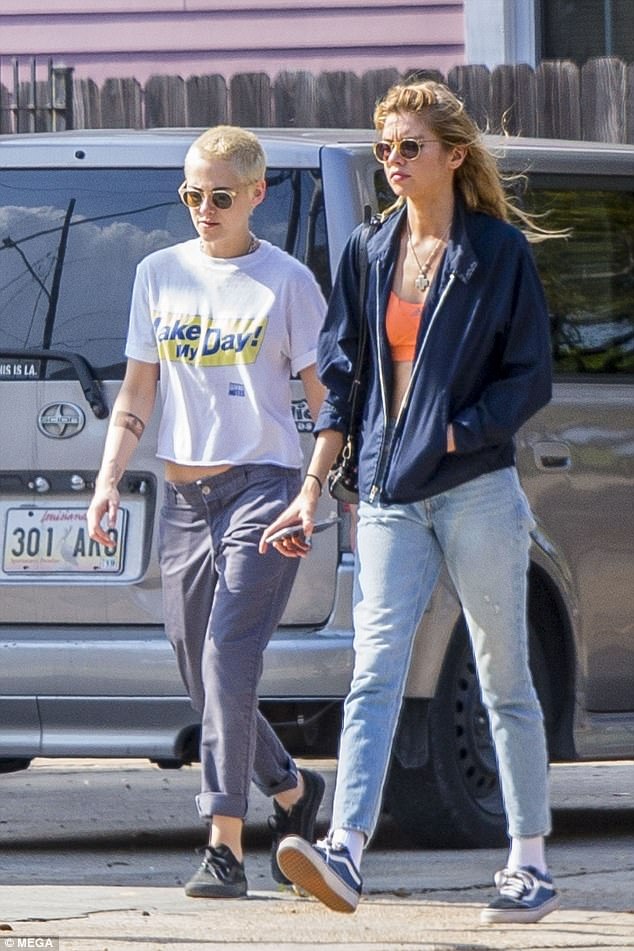 Kristen Stewart tình tứ bên người tình đồng giới - 3
Kristen Stewart công khai mình thuộc giới tính thứ 3 hồi tháng 2 vừa qua