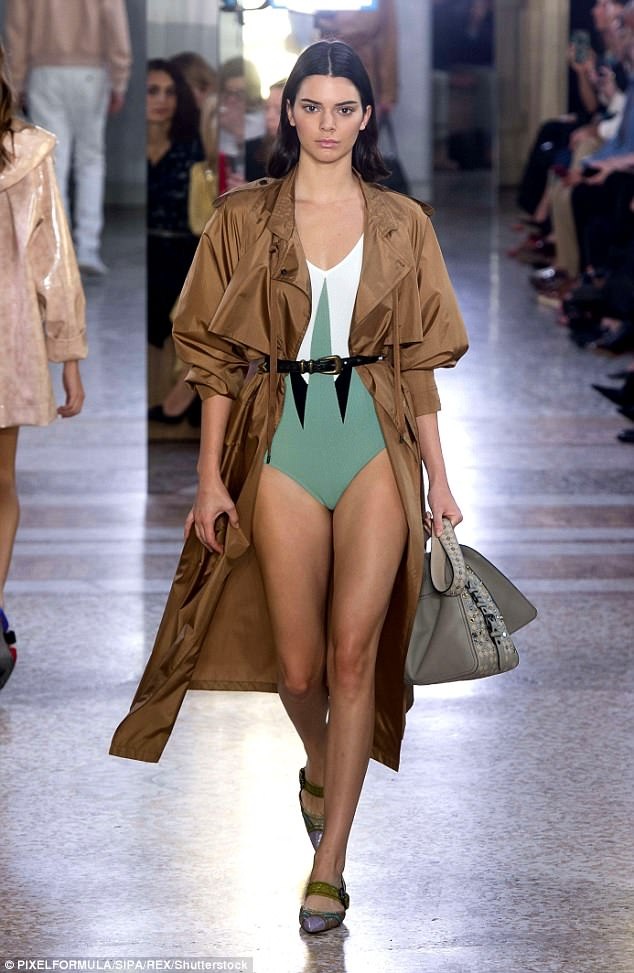 Dàn siêu mẫu đẹp cuốn hút trên sàn catwalk - 3
Em cô Kim tiếp tục đắt show tại tuần lễ thời trang Milan
