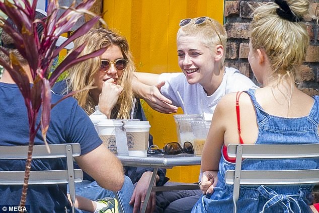 Kristen Stewart tình tứ bên người tình đồng giới - 4
Trước đó cô đã hẹn hò với phụ nữ nhưng từ chối bình luận về chuyện tình cảm của mình