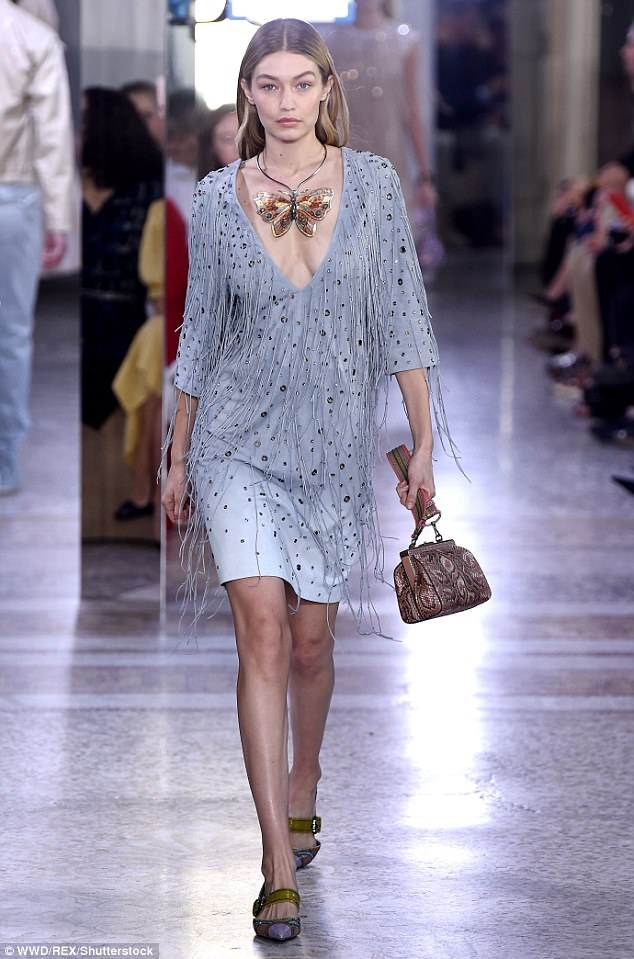 Dàn siêu mẫu đẹp cuốn hút trên sàn catwalk - 4
Gigi Hadid trong 1 mẫu váy rất đẹp