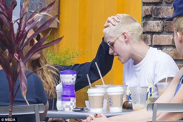Kristen Stewart tình tứ bên người tình đồng giới - 5
Siêu mẫu Stella Maxwell xoa đầu bạn gái rất ngọt ngào
