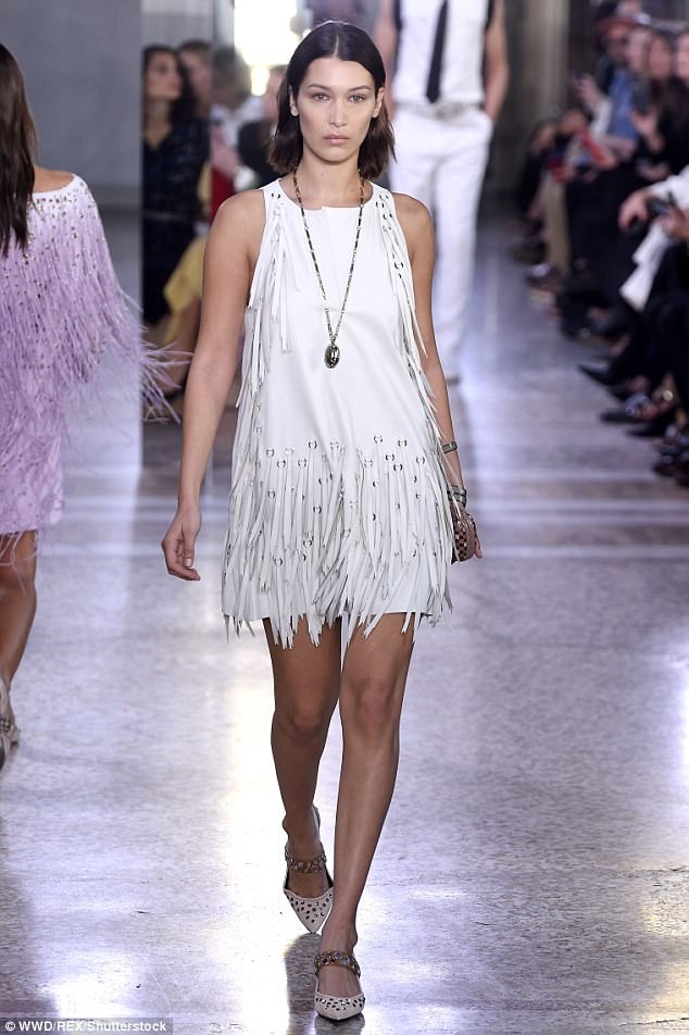 Dàn siêu mẫu đẹp cuốn hút trên sàn catwalk - 5
Em gái cô Bella Hadid sải bước quyến rũ