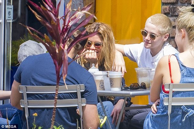 Kristen Stewart tình tứ bên người tình đồng giới - 6
Cặp đôi vui vẻ ngồi uống cà phê cùng bạn bè