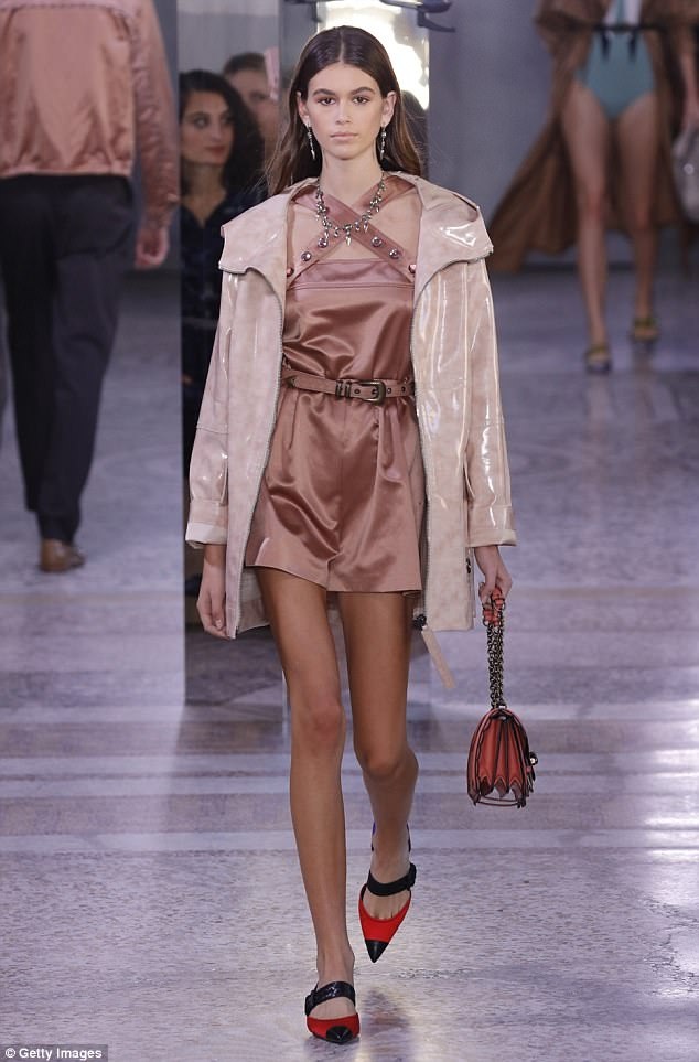 Dàn siêu mẫu đẹp cuốn hút trên sàn catwalk - 6
Kaia Gerber, con gái siêu mẫu Cindy Crawford