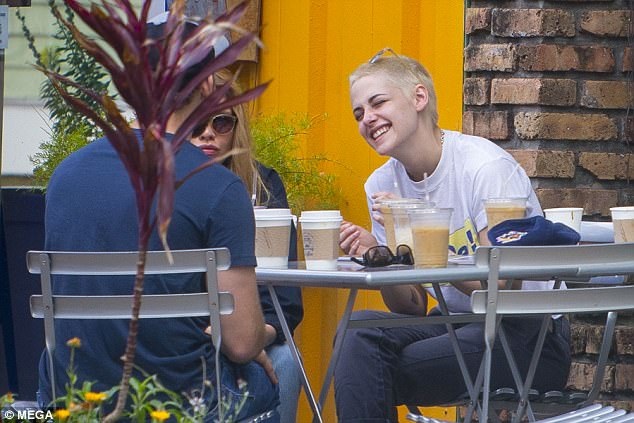 Kristen Stewart tình tứ bên người tình đồng giới - 7
Kristen Stewart đang bận rộn quay phim mới tại đây, cô được bạn gái siêu mẫu tới thăm thường xuyên vào dịp cuối tuần