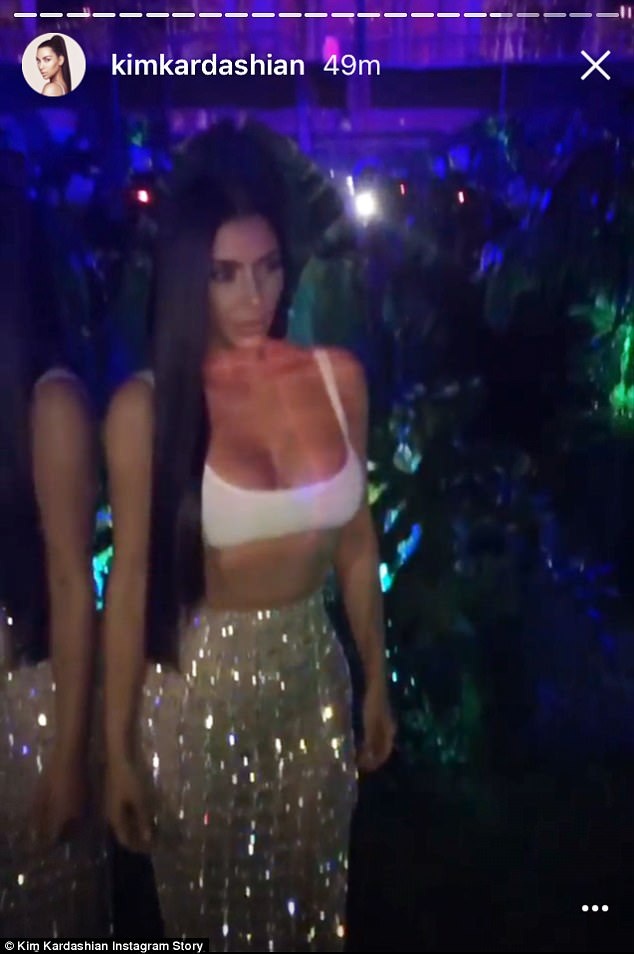 Kim Kardashian hở bạo đi dự tiệc - 6
Kim Kardashian hiếm khi nhận lởi dự tiệc từ sau khi bị cướp tại Pháp vào cuối năm ngoái