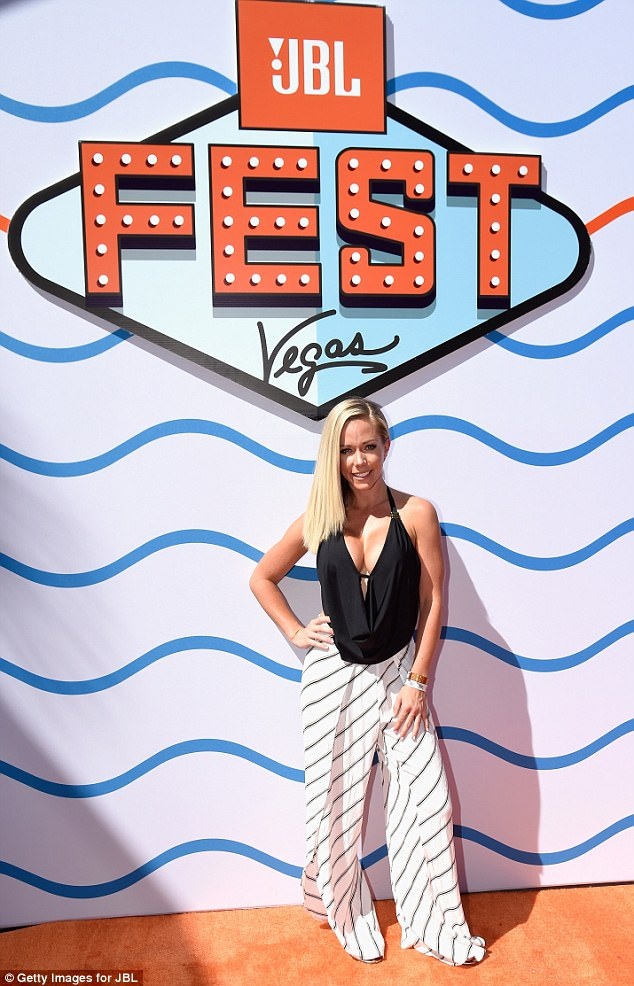 Kate Upton đọ vòng một cùng người mẫu Playboy - 7
Kendra Wilkinson có 1 show truyền hình riêng rất ăn khách