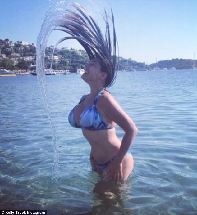 Kelly Brook khoe đường cong thiêu đốt - 8
Người đẹp 38 tuổi nói thêm, rất nhiều fans luôn khen ngợi và động viên cô trên Instagram