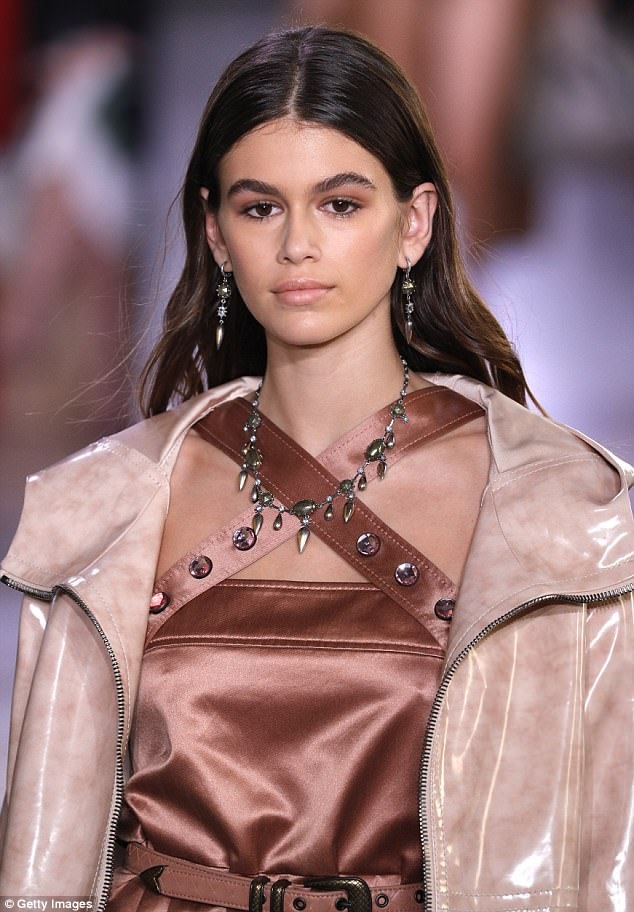 Dàn siêu mẫu đẹp cuốn hút trên sàn catwalk - 7
Kaia Gerber ở tuổi 16 dã bắt đầu gặt hái thành công trong nghề