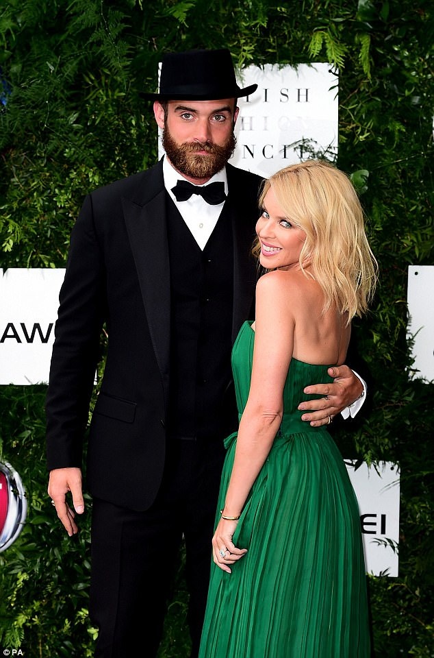 Kylie Minogue: 49 tuổi vẫn trẻ trung, quyến rũ - 7
Bạn bè Kylie đều tin rằng Joshua Sasse là người hẹn hò có mục đích