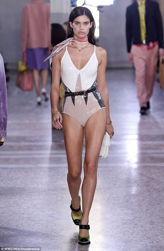 Dàn siêu mẫu đẹp cuốn hút trên sàn catwalk - 8
Thiên thần nội y Sara Sampaio