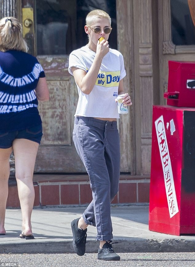 Kristen Stewart tình tứ bên người tình đồng giới - 8
Nữ diễn viên phim Chạng vạng đã rũ bỏ hoàn toàn hình ảnh nữ tính kể từ khi cạo trọc đầu vào tháng 3 vừa qua