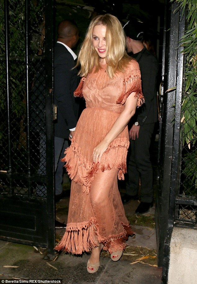 Kylie Minogue: 49 tuổi vẫn trẻ trung, quyến rũ - 9
Ở tuổi 49, Kylie Minogue vẫn chưa từng kết hôn hay sinh con.