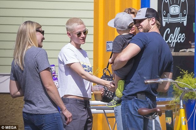 Kristen Stewart tình tứ bên người tình đồng giới - 9
Cô hạnh phúc và thoải mái hơn từ khi được sống thật với giới tính của mình.