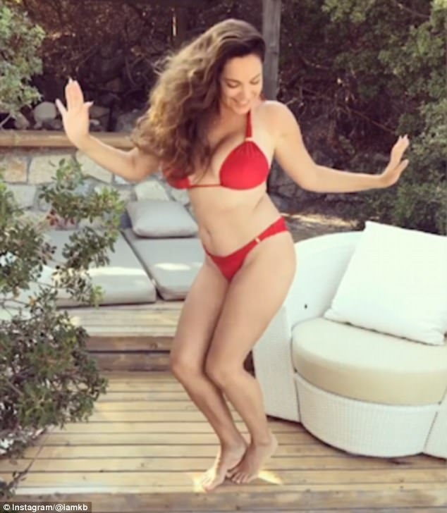 Kelly Brook khoe đường cong thiêu đốt - 11 Kelly Brook khoe đường cong thiêu đốt - 11