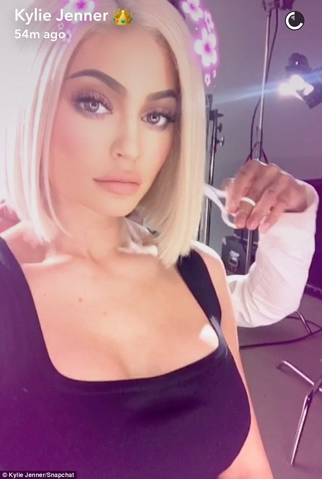 Kylie Jenner liên tục dính tin đồn “dao kéo” làm đẹp - 2
Với vòng một đầy đặn khác thường, người đẹp 19 tuổi lại vướng tin đồn dao kéo làm đẹp
