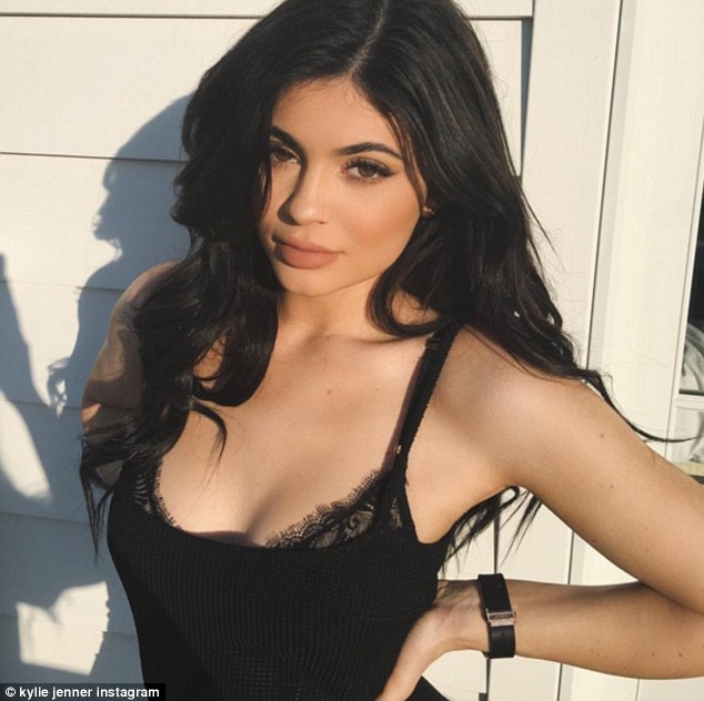 Fans đồn đoán Kylie Jenner mới nâng ngực - 2
Fans kinh ngạc khi thấy vòng một của em gái cô KIm to lên hàng ngày