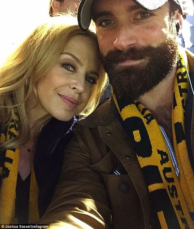 Kylie Minogue đã chia tay bồ trẻ - 4
Kylie Minogue mất niềm tin vào bồ trẻ nên đã quyết định chia tay anh dù trước đó cô đang mơ về 1 đám cưới