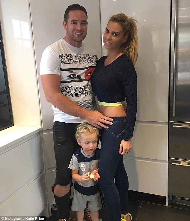 Người mẫu "ngực bự" khẳng định hôn nhân đã tan vỡ - 3
Kieran Hayler được cho là đã ngoại tình với vú em của các con và đây không phải lần đầu anh bị phát hiện ăn chả