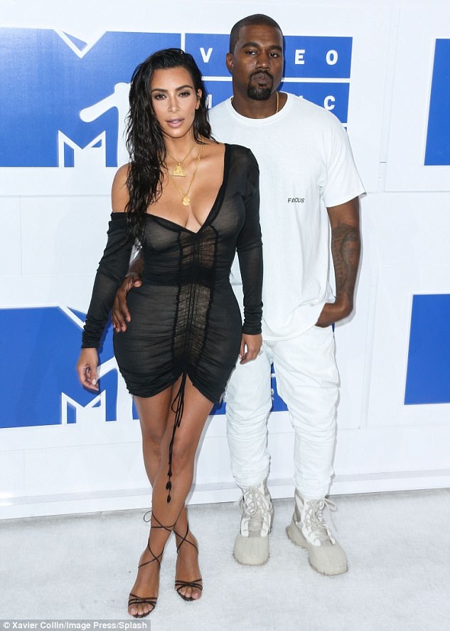 Vợ chồng cô Kim sắp có thêm con - 2
Kanye West và Kim Kardashian đã nhờ người mang thai hộ đứa con thứ 3 này và họ sẽ có thêm 1 cô con gái