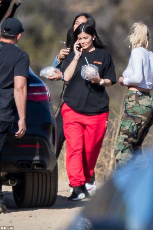 Kylie Jenner lộ diện sau tin đồn bầu bí - 2
Người đẹp sắp đón tuổi 20 giấu bụng nhờ trang phục rộng. Gu ăn mặc của cô đã hoàn toàn thay đổi so với cách đây vài tháng