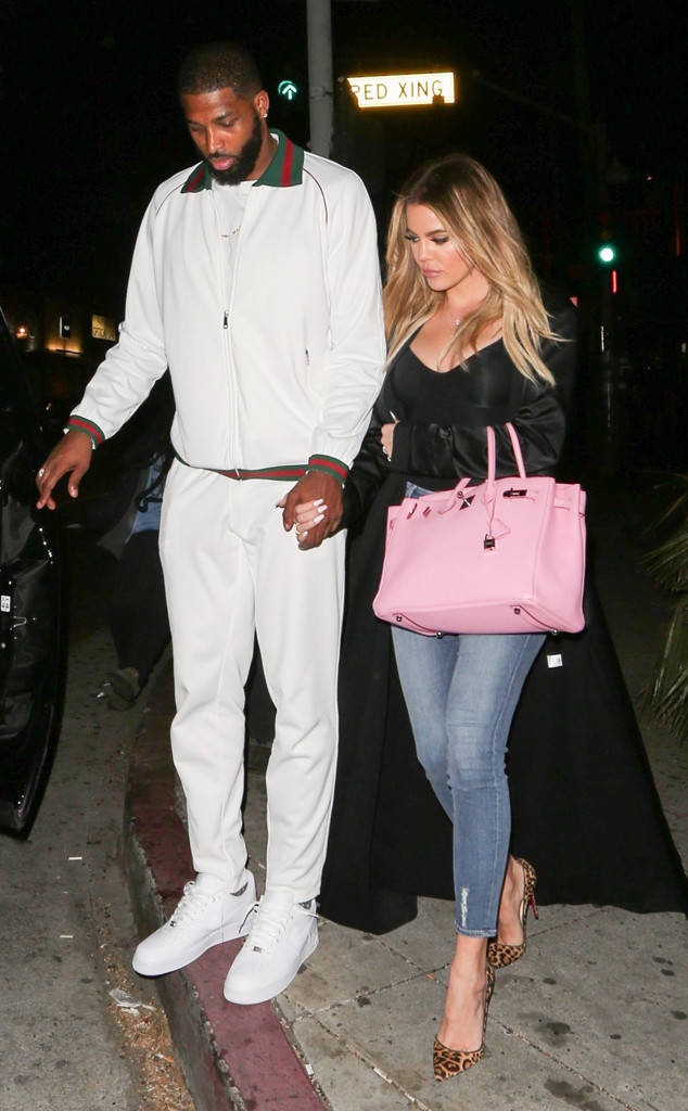 Khloe Kardashian đang mang bầu - 2
Thompson, 26 tuổi mới đón con trai với bạn gái cũ Jordan Craig vào tháng 12 năm ngoái còn Khloe chưa từng sinh nở dù đã 1 lần kết hôn