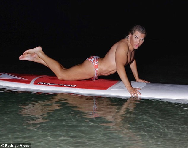 "Búp bê Ken" liên tục khoe thân - 2
Sao nghiện dao kéo tự tin khoe dáng chuẩn. Rodrigo Alves từng tiết lộ đã chi hơn 400 nghìn bảng Anh cho hàng chục ca dao kéo làm đẹp