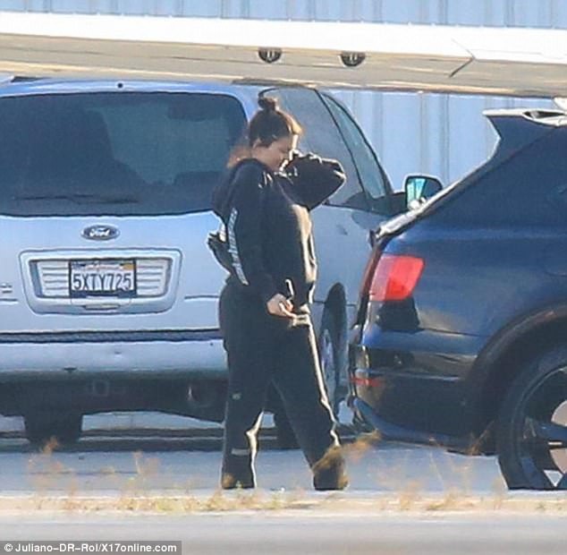 Kylie Jenner diện trang phục rộng che bụng bầu - 2
Em cô Kim lần đầu xuất hiện sau tin đồn bầu bí