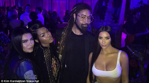 Kim Kardashian hở bạo đi dự tiệc - 9
Kim nổi bật với trang phục táo bạo. Sao truyền hình thực tế 37 tuổi giảm cân ấn tượng thời gian qua nên đã tự tin hơn nhiều với chọn lựa thời trang.