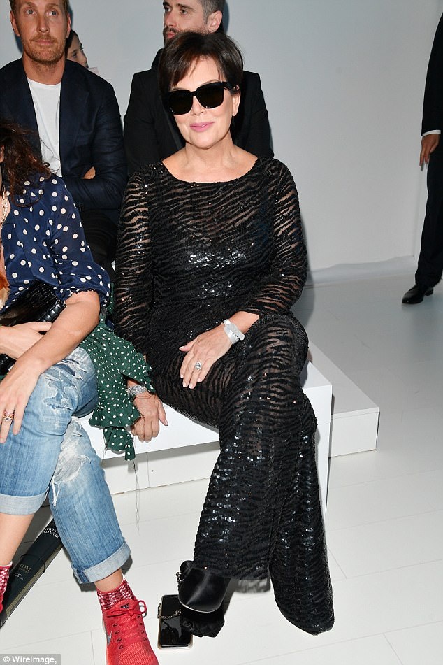 Dàn siêu mẫu đẹp cuốn hút trên sàn catwalk - 10
Bà Kris Jenner - mẹ cô Kim hộ tống con gái dự tuần lễ thời trang Milan.