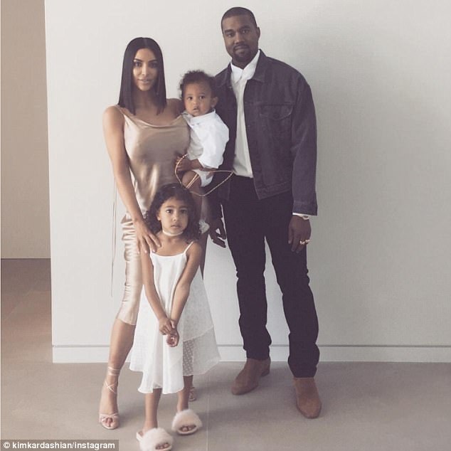 Vợ chồng cô Kim sắp có thêm con - 3
Kim Kardashian và Kanye kết hôn vào năm 2014 và đã có với nhau 2 đứa con, North, 4 tuổi, Saint, 2 tuổi