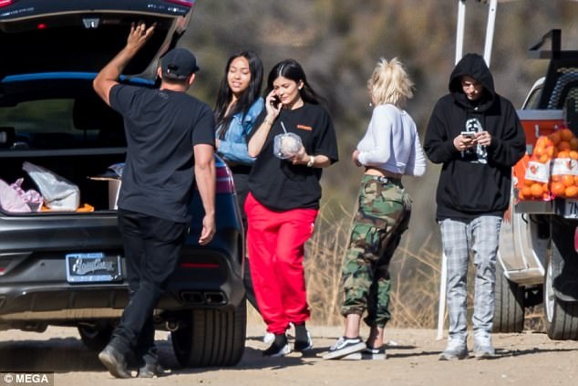 Kylie Jenner lộ diện sau tin đồn bầu bí - 3
Kylie Jenner được cho là đang mang thai ở tháng thứ 4 với bạn trai mà cô hẹn hò mới có 5 tháng