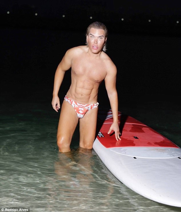 "Búp bê Ken" liên tục khoe thân - 3
Rodrigo Alves từng chỉnh mũi, mắt, cờm, môi... Ngay cả cơ bụng 6 múi này cũng là giả