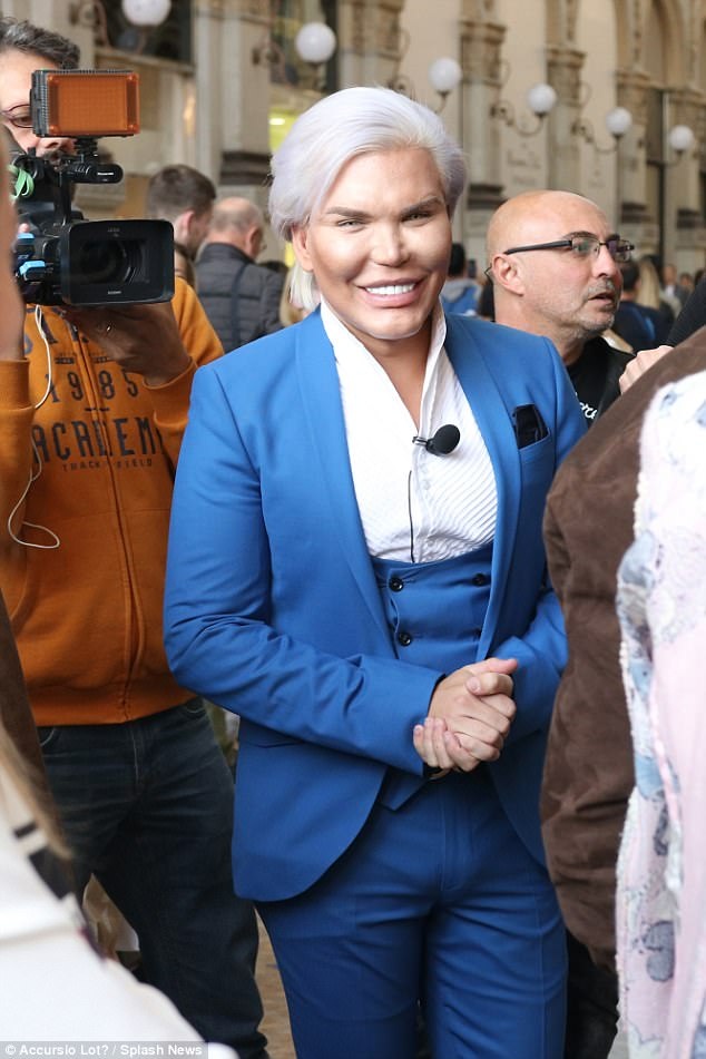 "Búp bê Ken" Rodrigo Alves sành điệu vui chơi ở Milan - 3
Sao từng trải qua hàng chục ca dao kéo để làm đẹp thừa nhận gần đây anh quá bận rộn vì nổi tiếng