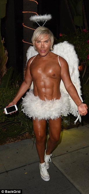 Sao “nghiện” dao kéo hóa tiên có cánh trong dịp Halloween - 3
Rodrigo Alves tự tin khoe thân hình sáu múi dao kéo
