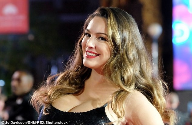 Kelly Brook "lấp ló" ngực đầy - 3
Kelly Brook khoe vòng một ngoại cỡ trong bộ váy xẻ sâu