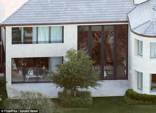 Cô Kim tổ chức tiệc xa hoa chào đón con sắp chào đời - 4 
Tuy nhiên vợ chồng cô rất muốn có thêm con nên đã chi tiền nhờ người mang thai hộ