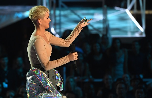 Katy Perry thay trang phục "chóng mặt" khi làm MC - 7
Katy Perry hào hứng và vui nhộn trên sân khấu