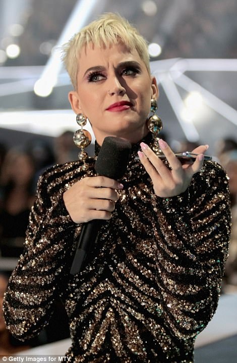 Katy Perry thay trang phục "chóng mặt" khi làm MC - 15 Katy Perry thay trang phục "chóng mặt" khi làm MC - 15