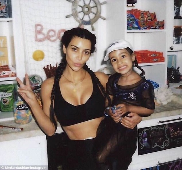 Vợ chồng cô Kim sắp có thêm con - 4
Kim Kardashian mang thai 2 lần đều khó khăn và vì thế, cô quyết định tìm người mang thai hộ