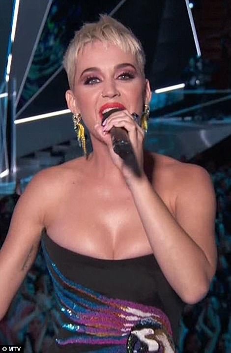 Katy Perry thay trang phục "chóng mặt" khi làm MC - 16
Khán giả chóng mặt với tốc độ thay trang phục của Katy.