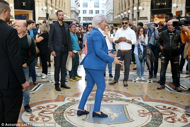 "Búp bê Ken" Rodrigo Alves sành điệu vui chơi ở Milan - 4
Rodrigo Alves đang lên kế hoạch cắt bỏ 6 xương sườn để có vòng eo nhỏ hơn